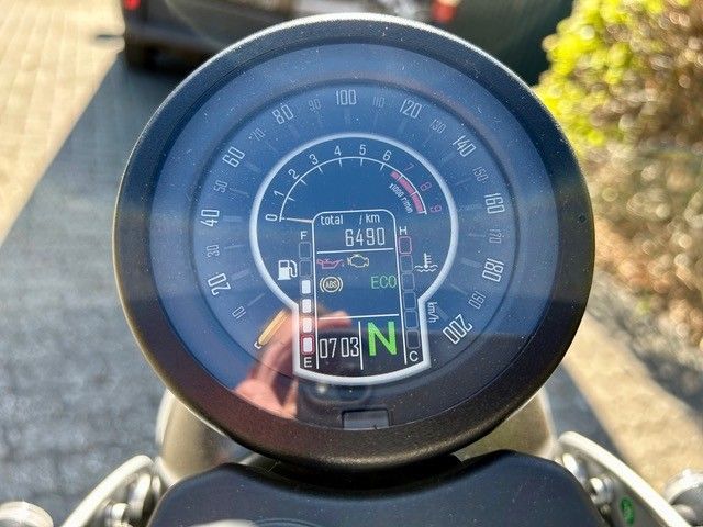 Eine Nahaufnahme eines Tachometers auf einem Motorrad