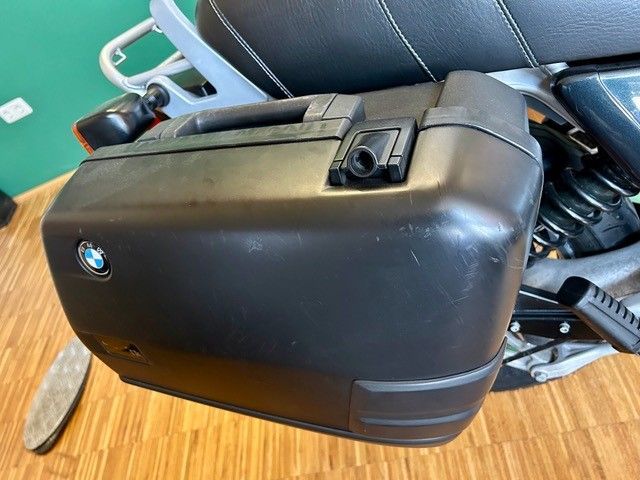 Ein BMW Motorrad ist auf einem Holzboden geparkt