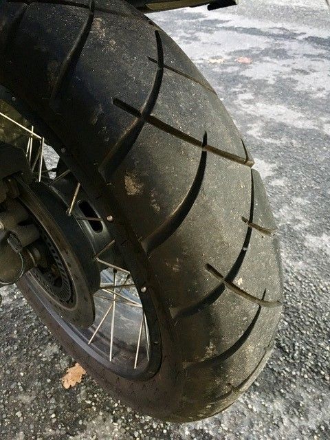 Eine Nahaufnahme eines Reifens auf einem Motorrad