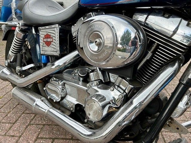 Verchromter Harley-Davidson-Motorradmotor mit glänzendem, rundem Luftfilter. Auspuffrohre und andere Motorteile sind ebenfalls verchromt.