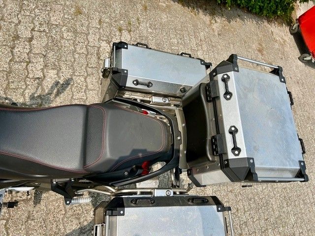 Ein Motorrad mit viel Gepäck