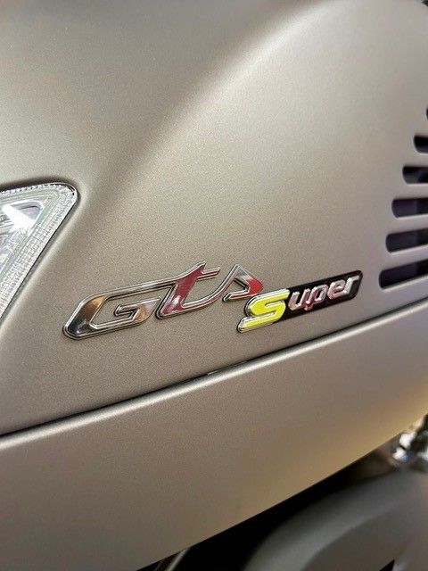 Silberner Roller mit „GTS Super“-Logo, roten und gelben Akzenten.