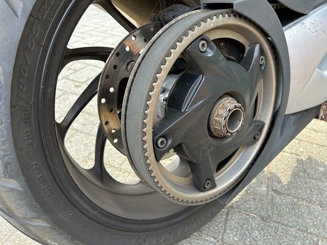 Eine Nahaufnahme des Hinterrads eines Motorrads