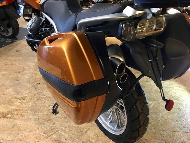 Ein Motorrad mit einer daran befestigten Seitenbox