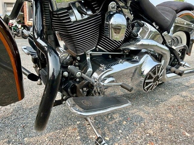 Eine Nahaufnahme des Motors eines Harley-Davidson-Motorrads.