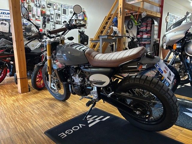 In einem Ausstellungsraum steht ein Motorrad auf einer Matte.