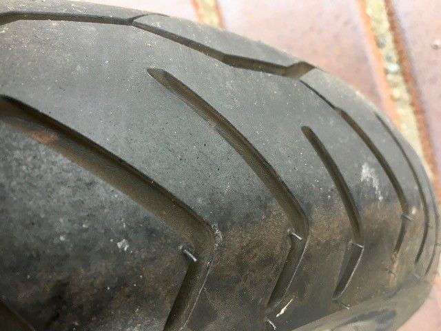 Eine Nahaufnahme eines Reifens auf einem Motorrad