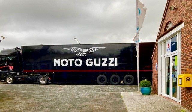 Vor einem Gebäude parkt ein Moto Guzzi-Truck.