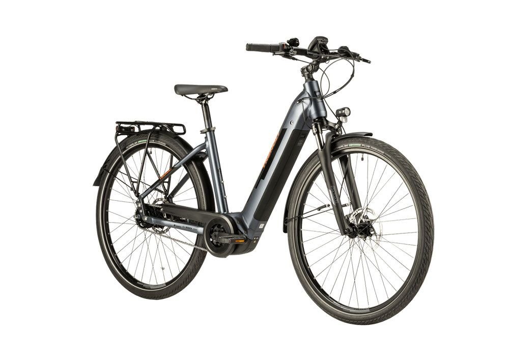 Auf einem weißen Hintergrund steht ein schwarzes Elektrofahrrad.