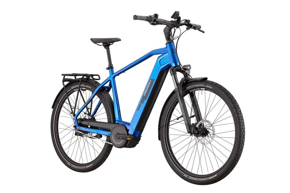 Auf weißem Hintergrund steht ein blaues Elektrofahrrad.