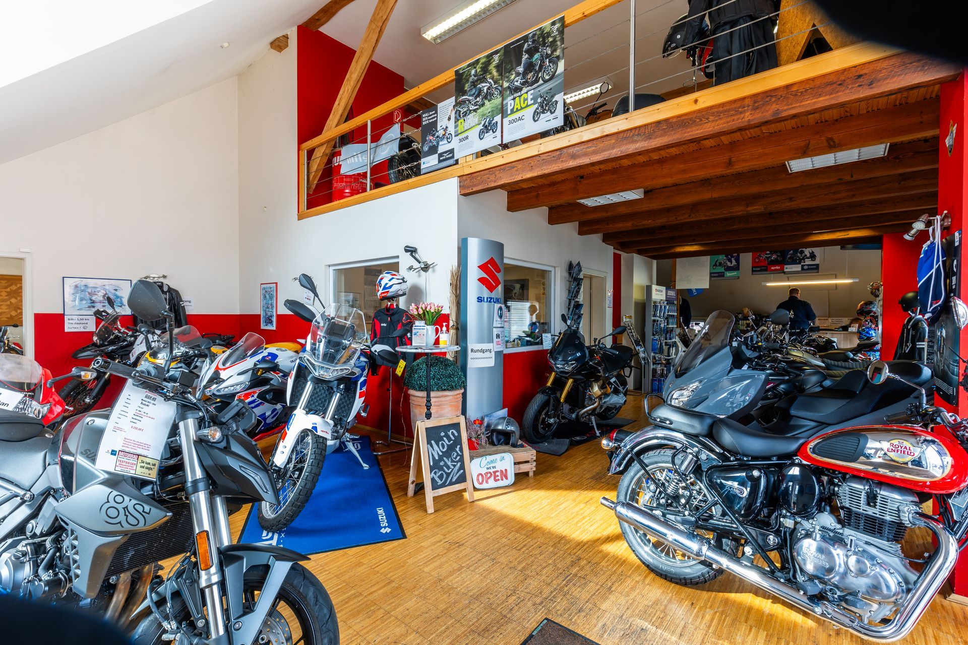 In einem Ausstellungsraum parken mehrere Motorräder.