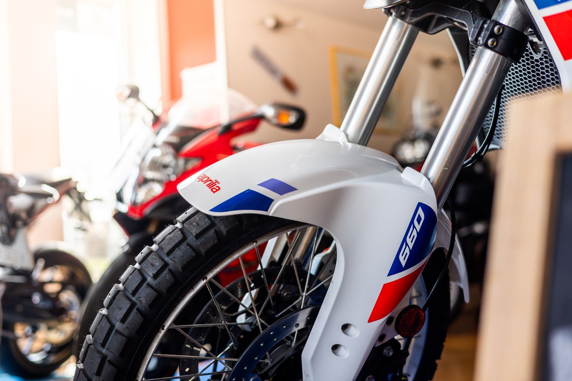 In einem Ausstellungsraum parkt ein rot-weiß-blaues Motorrad.
