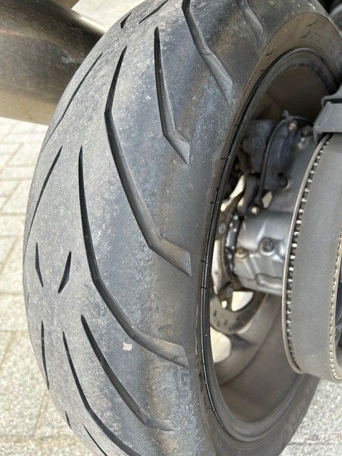 Eine Nahaufnahme eines Reifens auf einem Motorrad