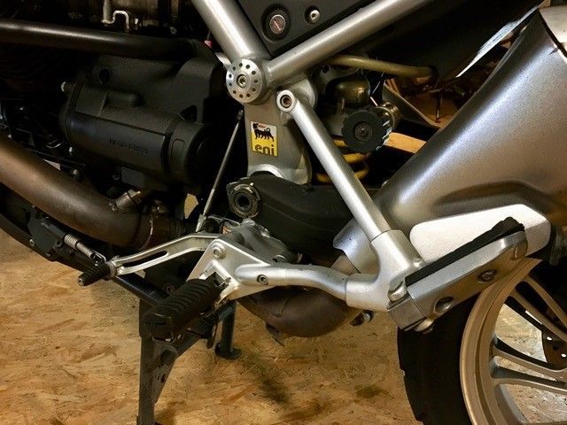 Eine Nahaufnahme des hinteren Bremspedals eines Motorrads