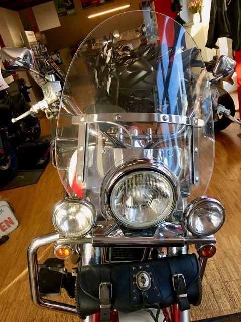 Ein Motorrad mit Windschutzscheibe und einer schwarzen Tasche