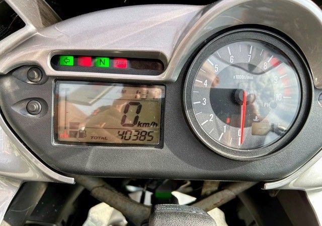 Das Armaturenbrett des Motorrads zeigt 0 km/h und 40.385 Kilometer auf dem Tacho an. Die Nadel des Drehzahlmessers zeigt auf Null.