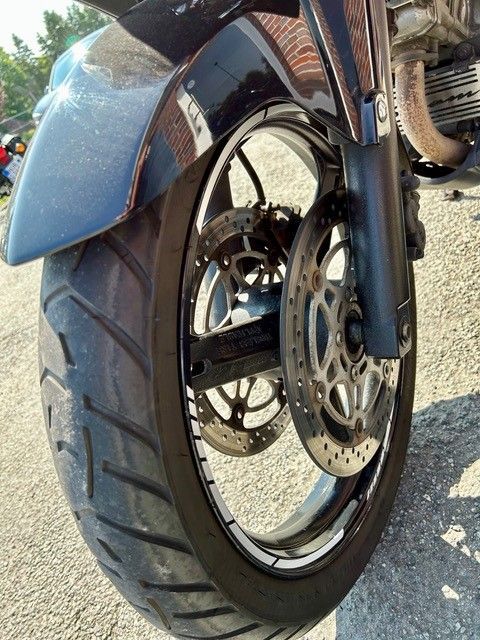 Eine Nahaufnahme des Vorderrads eines Motorrads