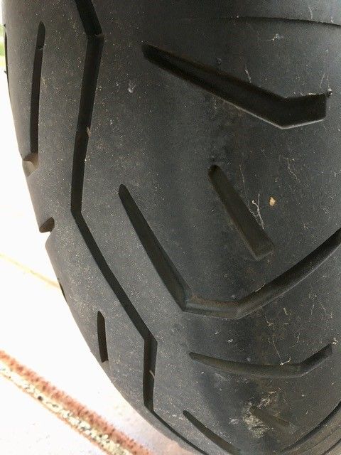 Eine Nahaufnahme eines Motorradreifens auf einer weißen Oberfläche