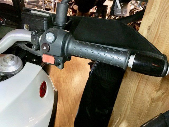 Eine Nahaufnahme des Lenkers eines Motorrads