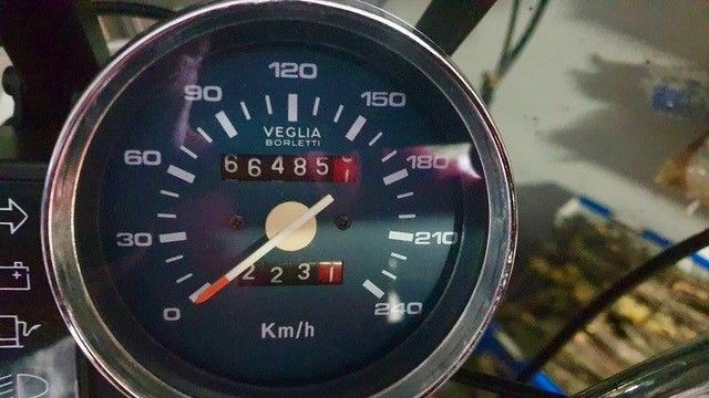 Geschwindigkeitsmesser mit der Nadel bei 15 km/h, Anzeige 66485,7 Kilometer.