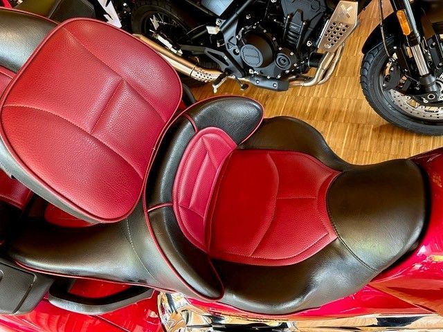 Rot-schwarzer Motorradsitz mit Rückenlehne.