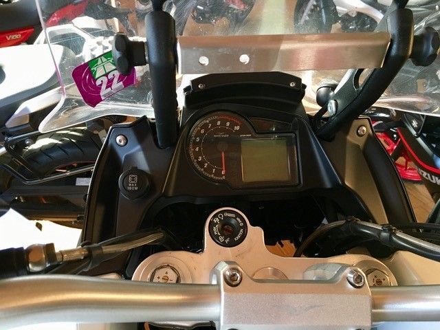 Ein Motorrad mit einem Schild mit der Aufschrift 22