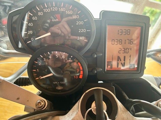 Motorrad-Armaturenbrett mit Tachometer, Digitalanzeige und Zündschalter