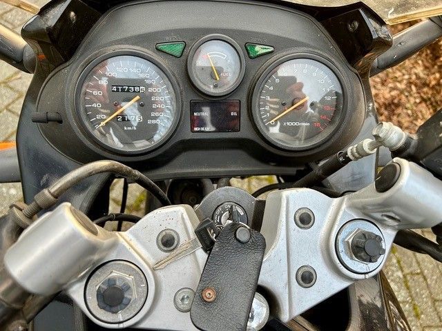 Eine Nahaufnahme des Armaturenbretts eines Motorrads