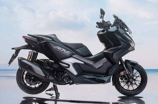 Schwarzer Honda ADV 160 Roller, geparkt am Strand, Blickrichtung rechts.