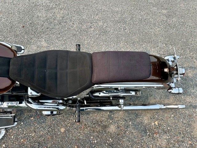 Ein Motorrad ist am Straßenrand geparkt