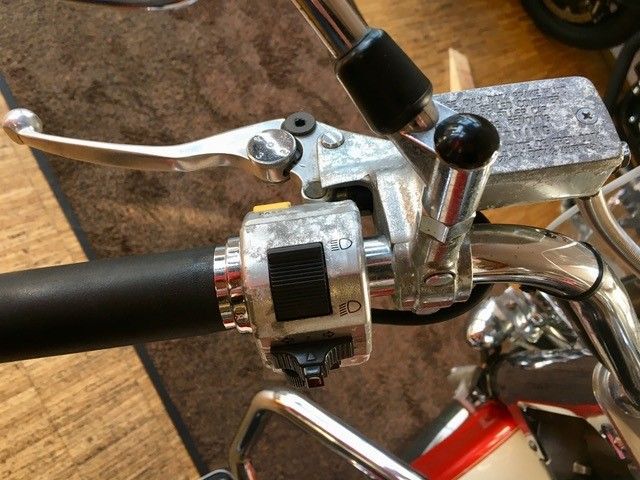 Eine Nahaufnahme des Lenkers eines Motorrads