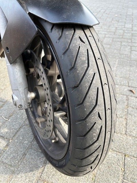 Eine Nahaufnahme des Vorderreifens eines Motorrads