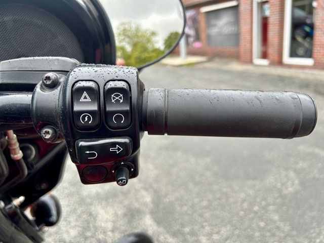 Motorradlenker mit Bedienelementen und Gasgriff in Nahaufnahme