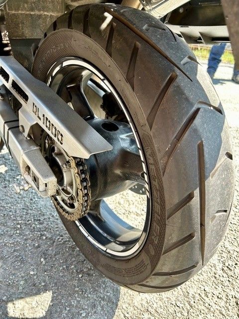 Eine Nahaufnahme des Hinterreifens eines Motorrads