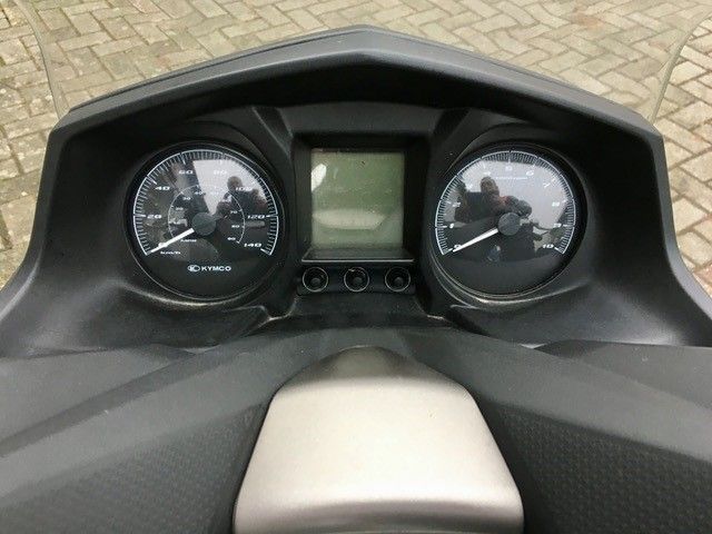 Eine Nahaufnahme des Armaturenbretts eines Motorrads