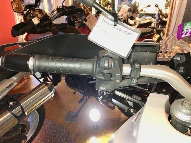 Eine Nahaufnahme eines Motorrads mit einem Schild am Lenker