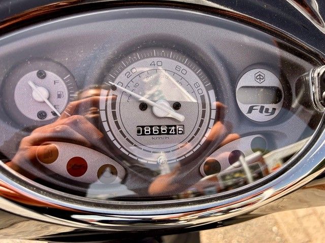 Eine Nahaufnahme des Tachometers auf einem Motorroller