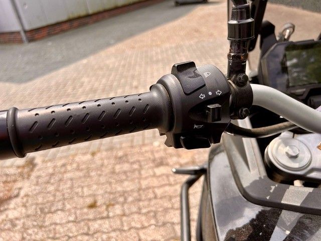 Eine Nahaufnahme des Lenkers eines Motorrads