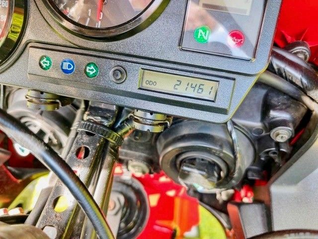 Armaturenbrett eines Motorrads mit Tachometer, Warnleuchten und Kilometerstand 21461.