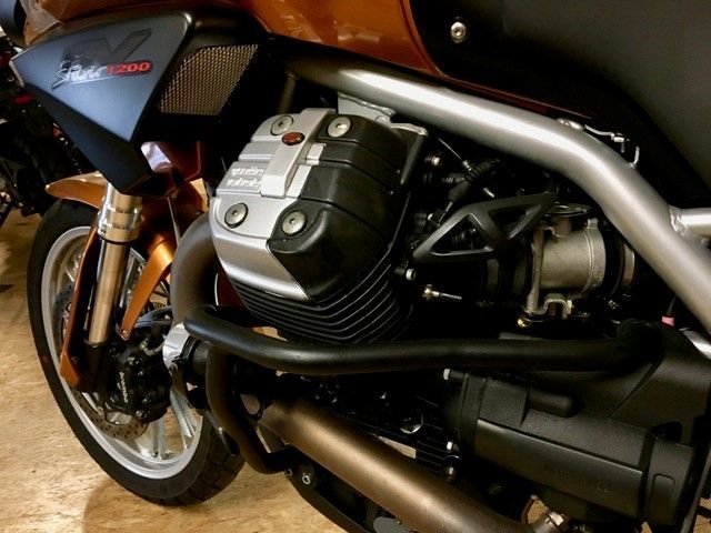 Eine Nahaufnahme des Motors eines Motorrads