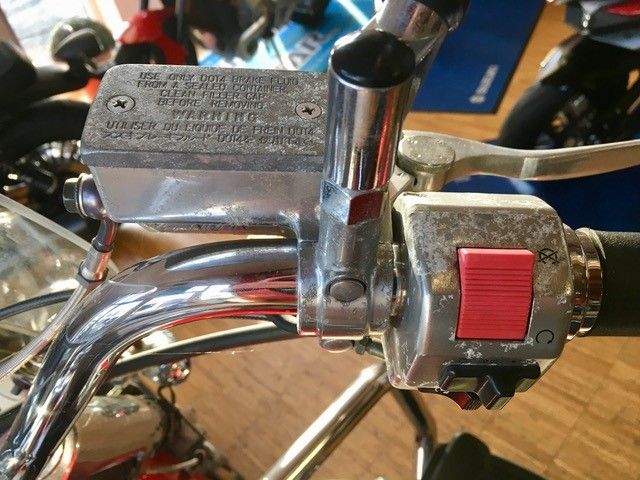 Eine Nahaufnahme eines Bremsflüssigkeitsbehälters auf einem Motorrad