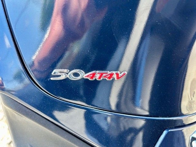 Eine Nahaufnahme eines blauen Autos mit einem Aufkleber mit der Aufschrift 504tv