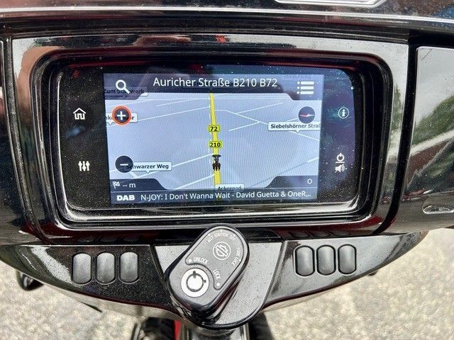 Navigationsbildschirm im Armaturenbrett mit Routenkarte und Straßennamen in schwarzer Konsole