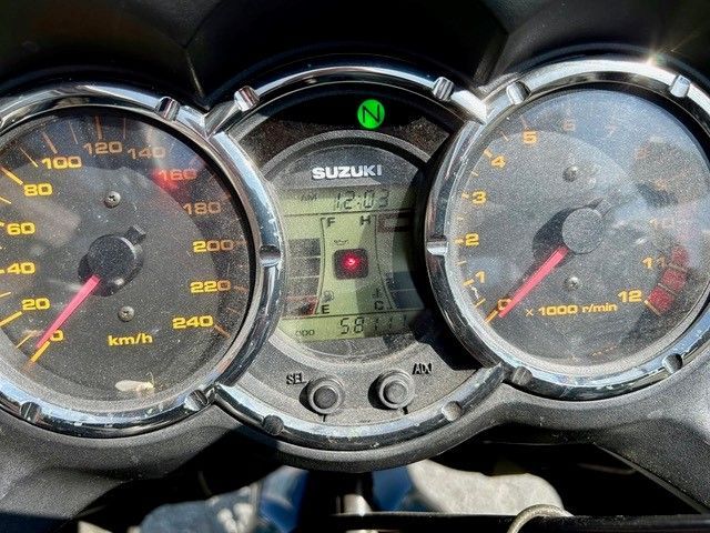 Eine Nahaufnahme eines Suzuki Motorrad Armaturenbrett