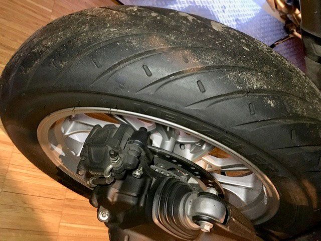 Eine Nahaufnahme eines Reifens auf einem Motorrad