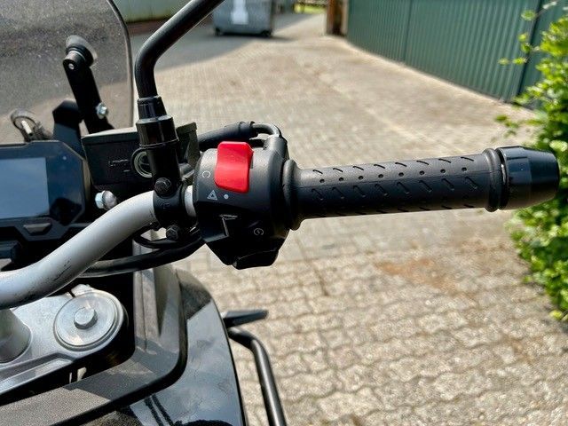 Eine Nahaufnahme des Lenkers eines Motorrads