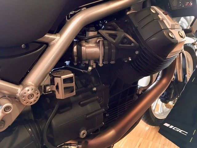 Eine Nahaufnahme des Motors eines Motorrads