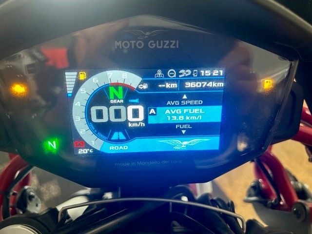 Motorrad-Armaturenbrett mit digitalem Tachometer bei 0 km/h und leuchtenden Kontrollleuchten