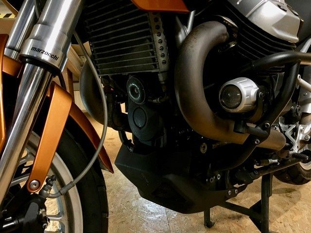 Eine Nahaufnahme des Motors eines Motorrads