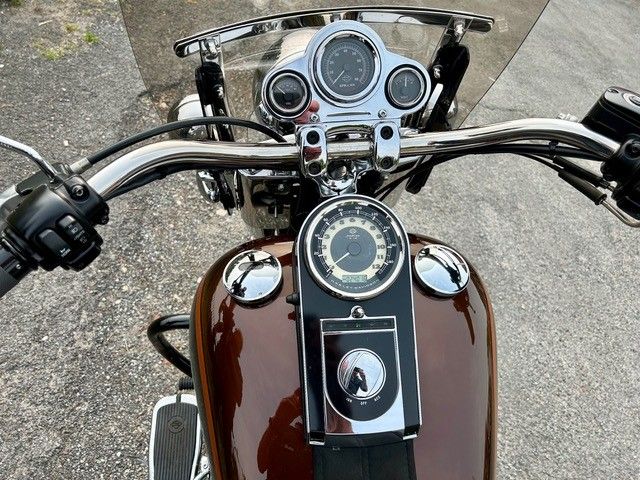 Eine Nahaufnahme des Armaturenbretts eines Motorrads.